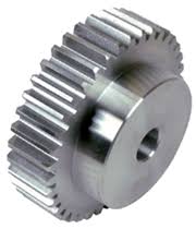 Egyenes fogazású agyas fogaskerék acélból, előfúrt furattal, világos háttéren ábrázolva ipari hajtásokhoz.